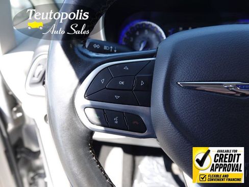 Used 2019 Chrysler Pacifica Touring-L FWD image 22
