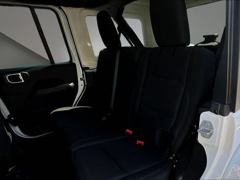 Used 2018 Jeep Wrangler Unlimited Sahara AWD/4WD image 15