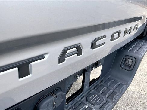 Certified 2017 Toyota Tacoma TRD Off-Road w/ Tow Package (A/T) AWD/4WD image 10