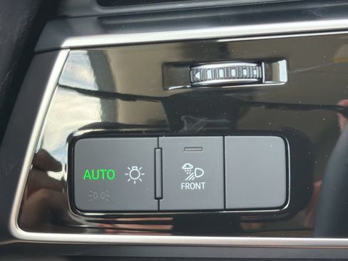 Used 2025 Audi Q8 Premium AWD/4WD image 28