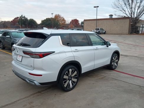 Used 2025 Mitsubishi Outlander SE image 9