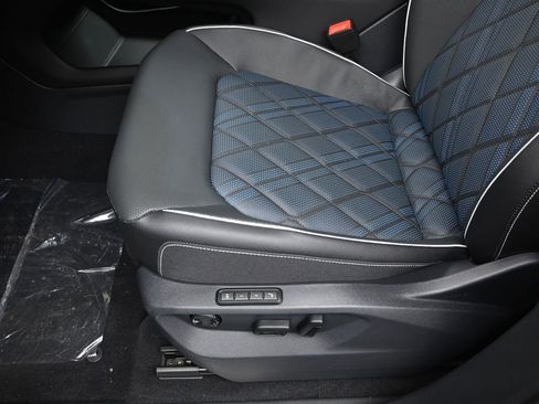 Used 2025 Volkswagen Atlas Cross Sport SEL Premium R-Line image 21