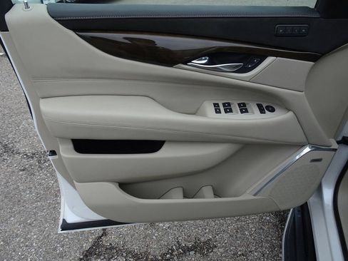 Used 2019 Cadillac Escalade Luxury AWD/4WD image 13