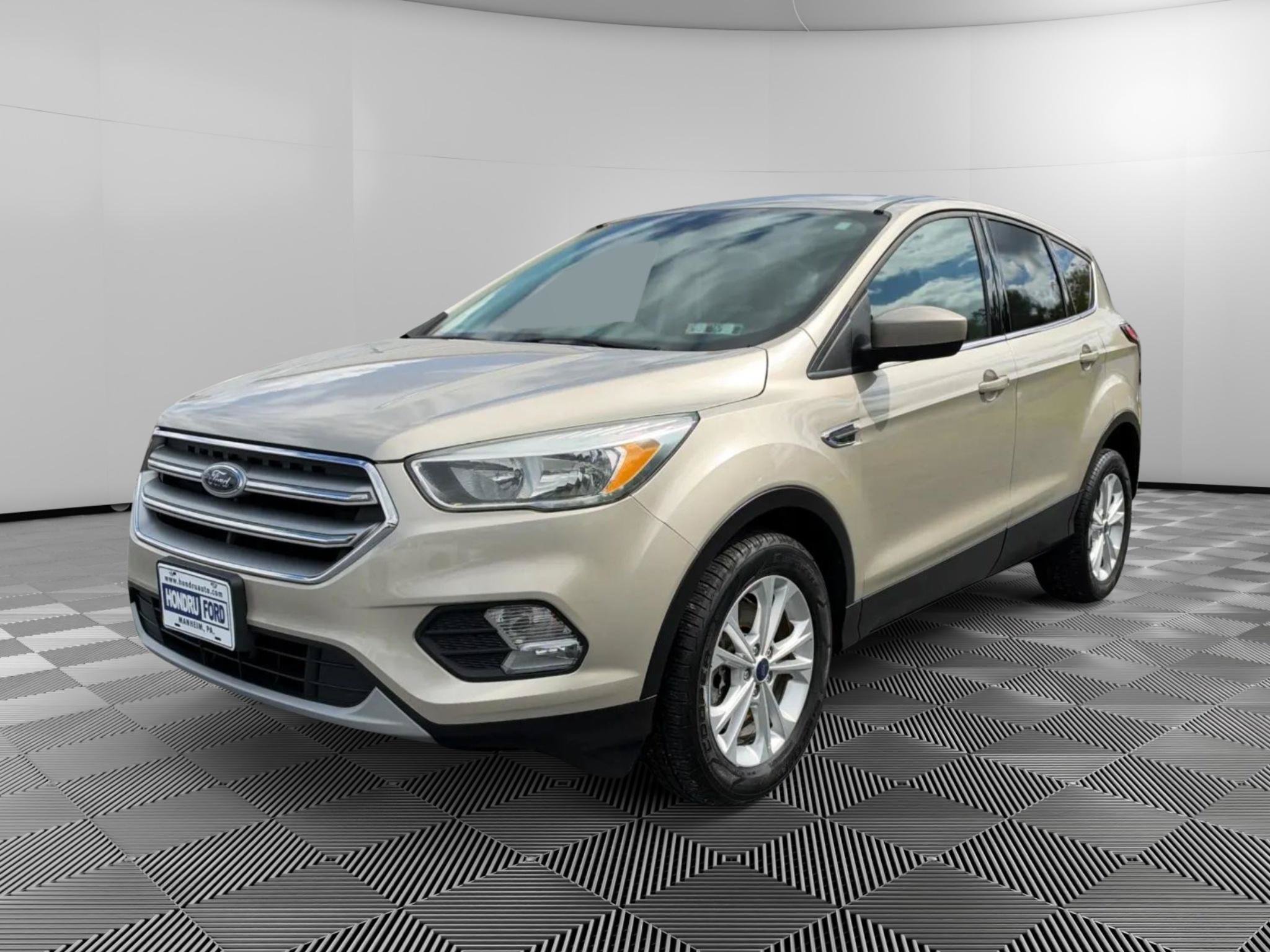 Used 2017 Ford Escape SE w/ SE Cold Weather Package AWD/4WD image 1