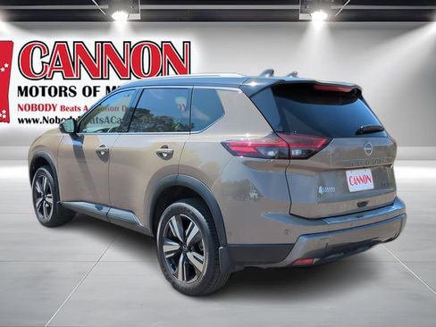 Used 2025 Nissan Rogue SL w/ Tech Package image 7