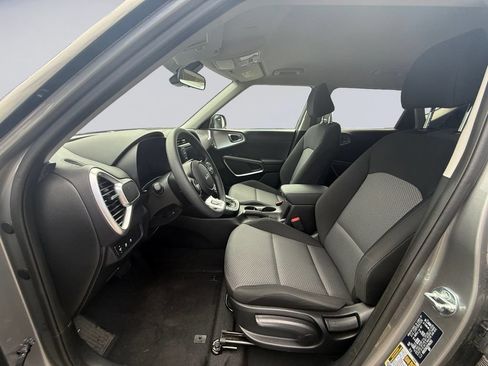 Used 2025 Kia Soul LX w/ LX Technology Package FWD image 11