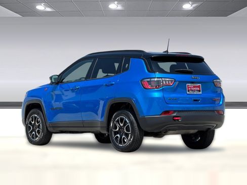 Used 2025 Jeep Compass Trailhawk AWD/4WD image 3