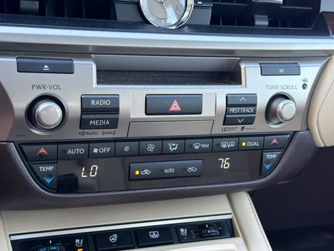 Used 2016 Lexus ES 350 w/ Luxury Package w/Wood Trim FWD image 22