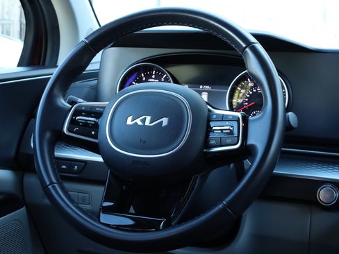 Used 2024 Kia Carnival LX image 5