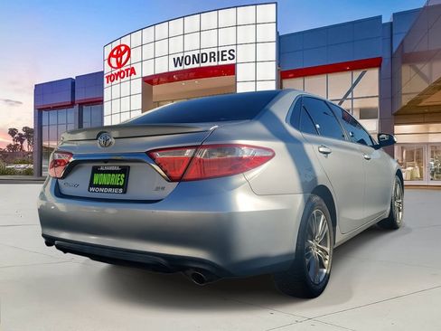 Used 2017 Toyota Camry SE image 3