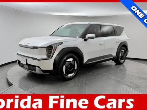 Used 2024 Kia EV9 Light Long Range RWD image 1