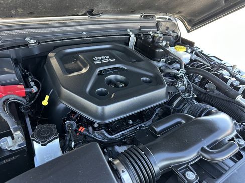 Used 2020 Jeep Wrangler Unlimited Sahara image 33