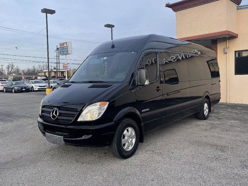 Used 2009 Dodge Sprinter 2500 RWD image 2