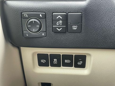 Used 2023 Lexus GX 460 Premium w/ Accessory Package AWD/4WD image 17