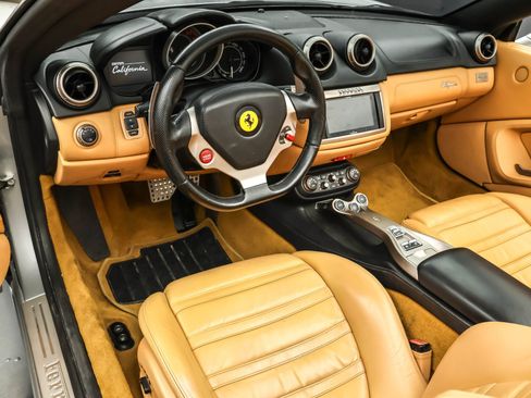 Used 2011 Ferrari California image 3