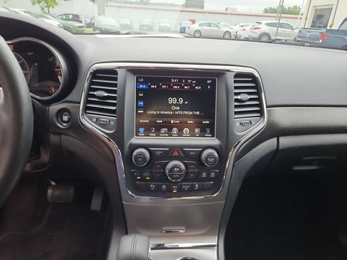 Used 2017 Jeep Grand Cherokee Altitude AWD/4WD image 16