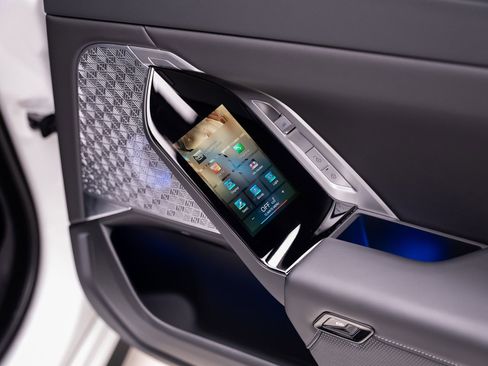 Used 2024 BMW 760i xDrive image 73