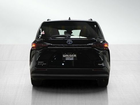 Used 2025 Toyota Sienna XLE w/ XLE Plus Package image 4