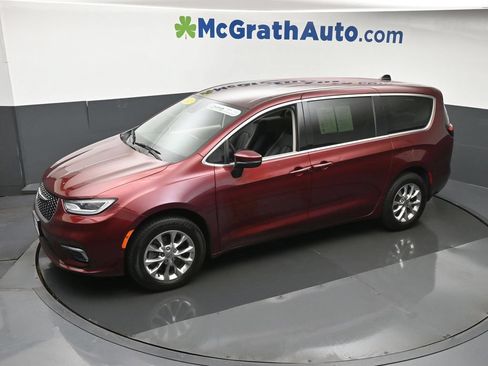 Used 2023 Chrysler Pacifica Touring-L w/ Uconnect Theater Family Group AWD/4WD image 22