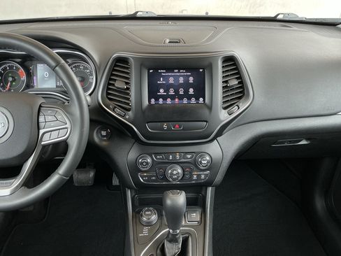 Used 2019 Jeep Cherokee Latitude Plus w/ Comfort/Convenience Group image 9