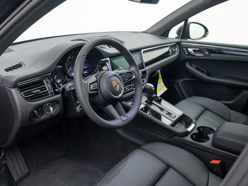 Used 2025 Porsche Macan image 4