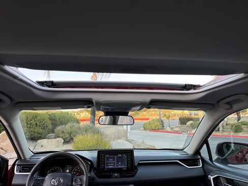 Used 2022 Toyota RAV4 XLE w/ Convenience Package FWD image 23