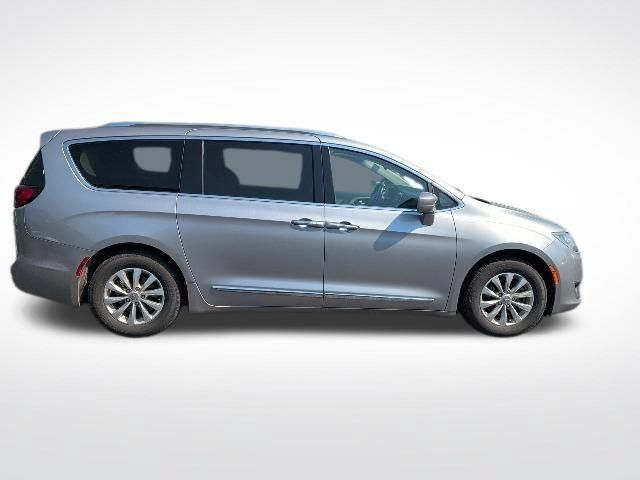 Used 2018 Chrysler Pacifica Touring-L FWD image 11