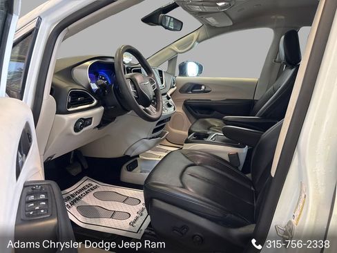 Used 2024 Chrysler Pacifica Touring-L FWD image 15