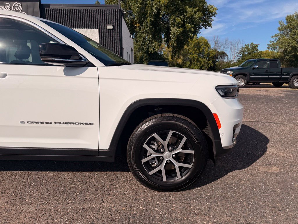 Used 2023 Jeep Grand Cherokee L Limited w/ Luxury Tech Group II AWD/4WD image 2