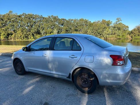 Used 2009 Toyota Yaris Base image 3