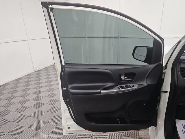 Used 2020 Toyota Sienna SE Premium w/ Nightshade Edition FWD image 12