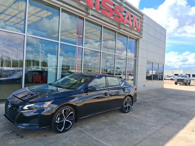 Used 2025 Nissan Altima 2.5 SR FWD image 2