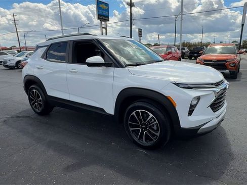 New 2025 Chevrolet TrailBlazer LT w/ Convenience Package image 2