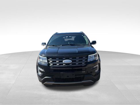 Used 2017 Ford Explorer XLT image 2
