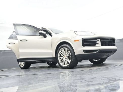 Used 2025 Porsche Cayenne AWD/4WD image 49