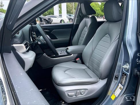 Used 2023 Toyota Highlander XLE AWD/4WD image 8