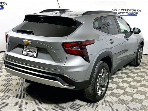 Used 2025 Chevrolet Trax LT w/ LT Convenience Package FWD image 9