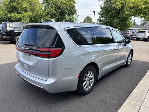 Used 2024 Chrysler Pacifica Touring-L FWD image 4