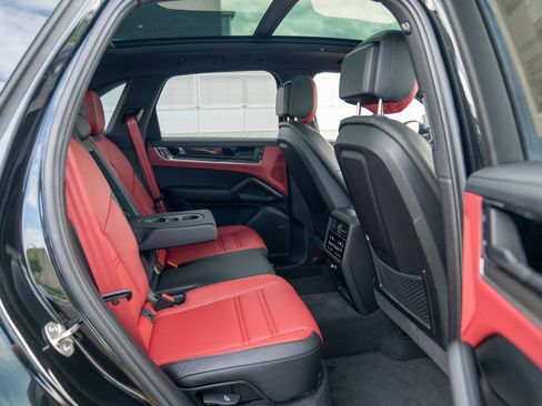 Certified 2025 Porsche Cayenne E-Hybrid AWD/4WD image 25