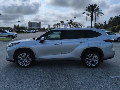 Certified 2024 Toyota Highlander Platinum FWD image 7