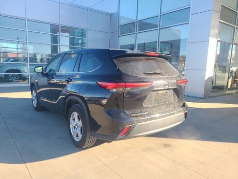 Used 2023 Toyota Highlander LE image 5