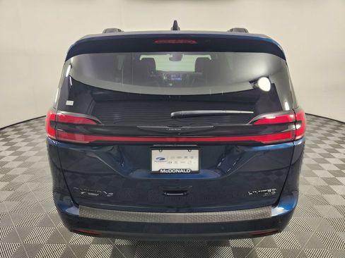 Used 2025 Chrysler Pacifica Limited AWD/4WD image 4