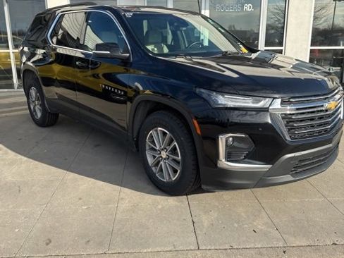 Used 2023 Chevrolet Traverse LT image 2