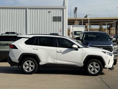 Used 2021 Toyota RAV4 XLE FWD image 3