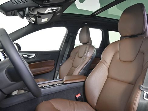 Used 2023 Volvo XC60 B5 Plus w/ Climate Package FWD image 7