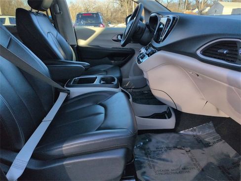 Used 2023 Chrysler Pacifica Touring-L image 41