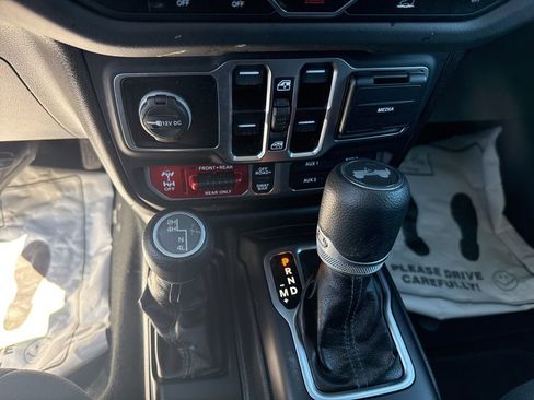 Used 2025 Jeep Wrangler Unlimited Rubicon AWD/4WD image 21