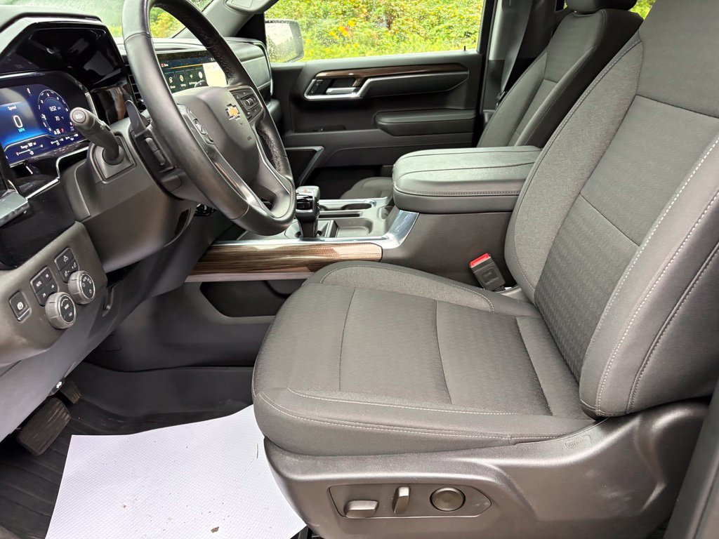 Used 2025 Chevrolet Silverado 1500 LT w/ Z71 Off-Road Package AWD/4WD image 15