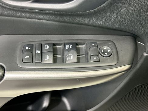 Used 2019 Jeep Cherokee Latitude Plus w/ Comfort/Convenience Group image 16