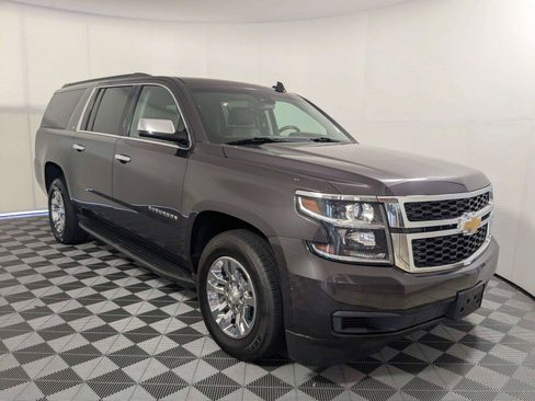 Used 2017 Chevrolet Suburban LT RWD image 3